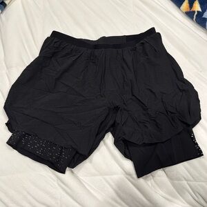 Men’s Lululemon lined reflective fast and free shorts.